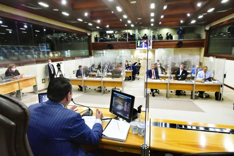 Sob pressão da Assembleia, Governo discute calendário para pagar emendas