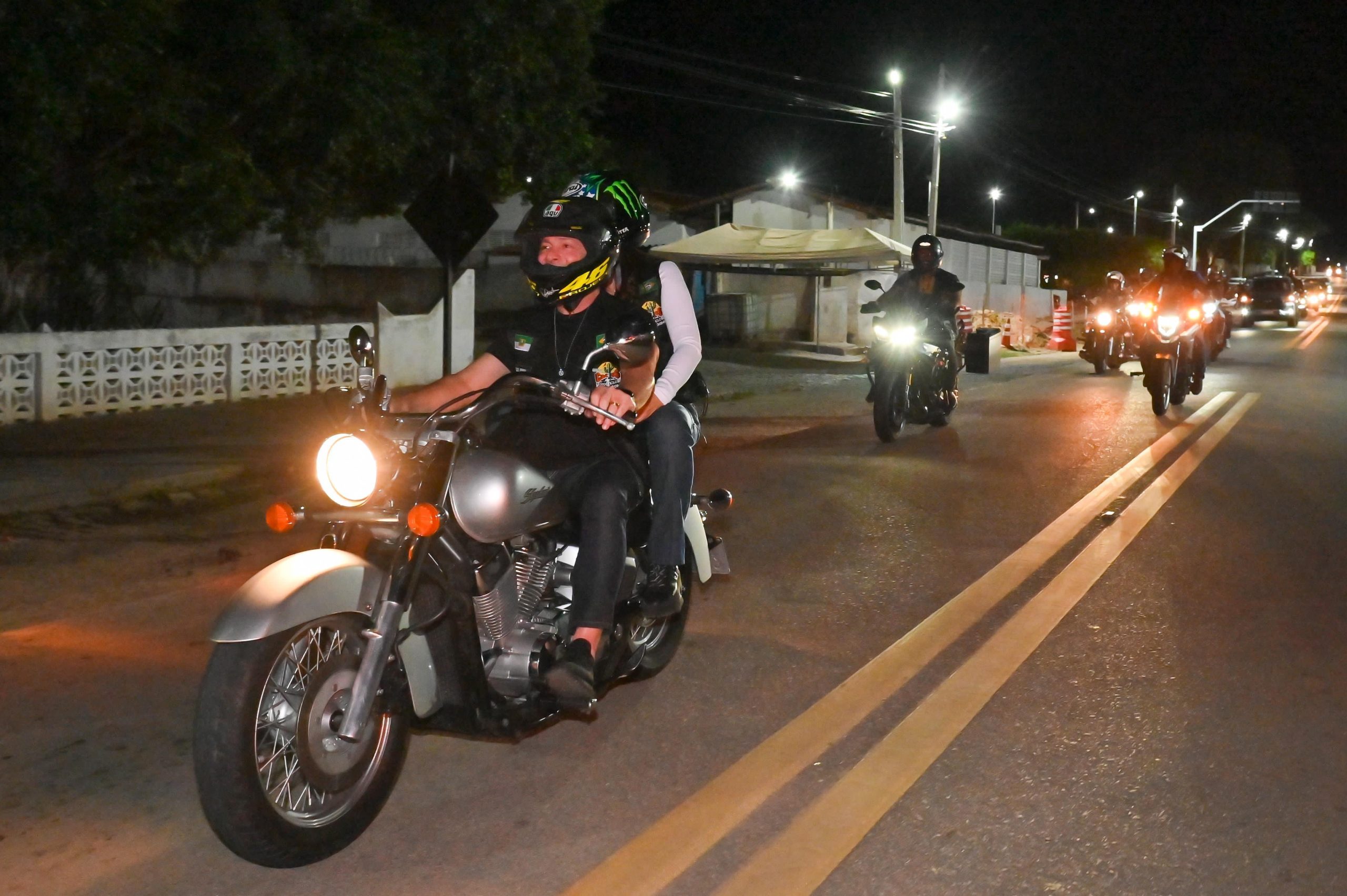 Vice-prefeita Milena Galvão recepciona deputado Ezequiel Ferreira e juntos seguem de moto para abertura do Cactus Moto Fest*