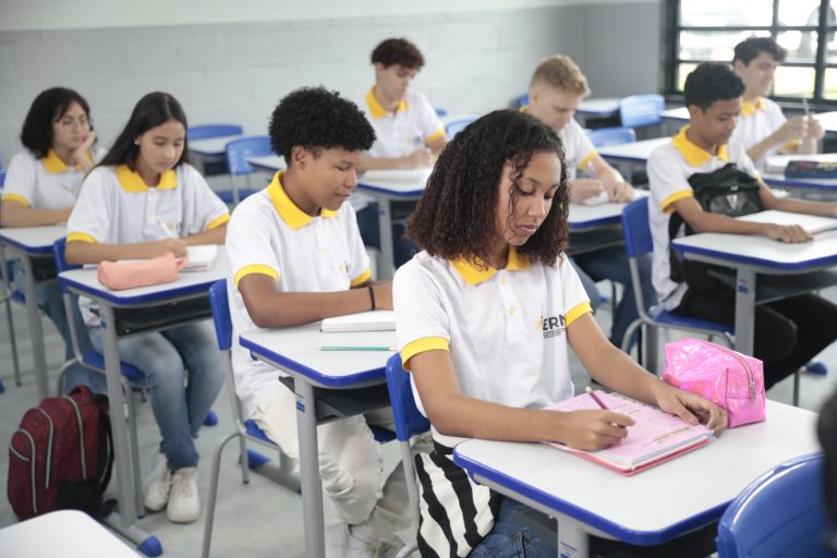 Retomada do ensino da língua espanhola é discutido em reunião entre SEEC e UFRN