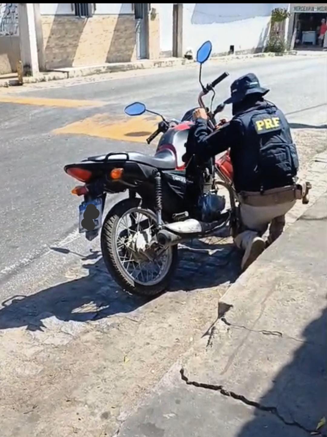 PRF prende dupla e recupera motocicleta roubada durante Operação Dia do Trabalhador 2025 em Jucurutu/RN