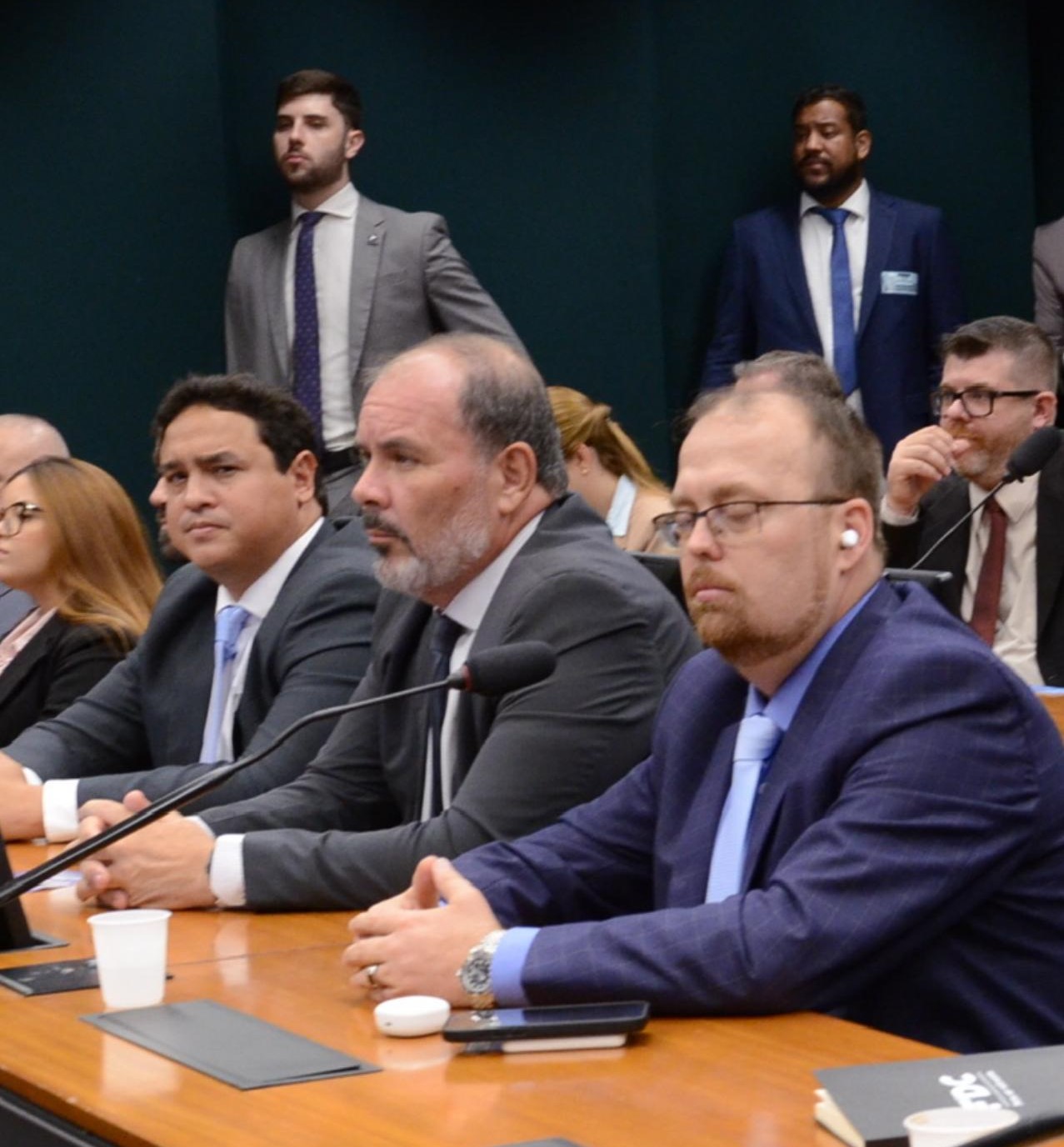 APER debate impactos do fluxo reverso de energia em audiência pública na Câmara dos Deputados