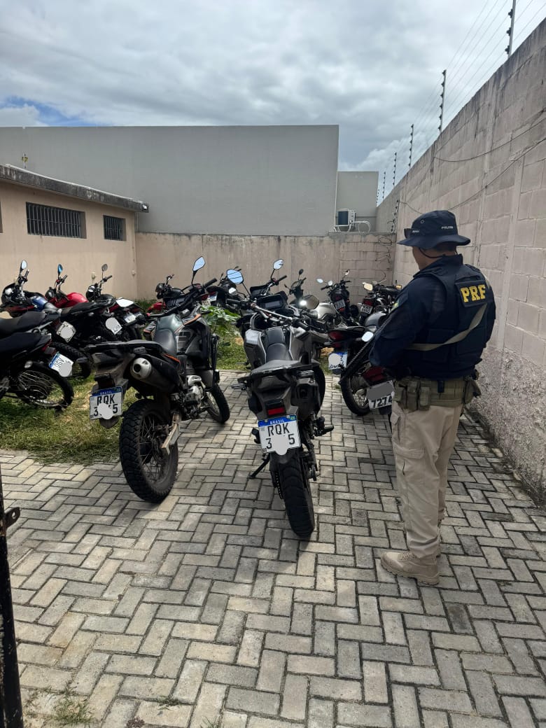 PRF prende homem armado com pistola 9mm e motocicleta clonada na BR-101 em Parnamirim/RN