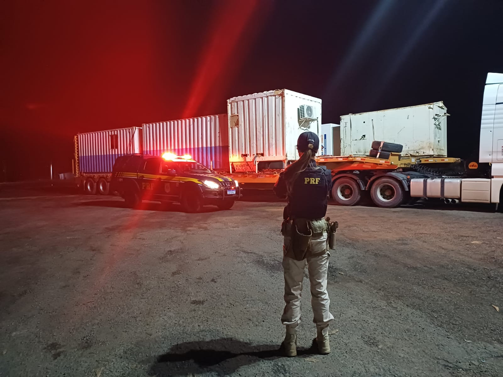 PRF apreende semirreboque clonado que transportava contêineres em São José de Mipibu/RN