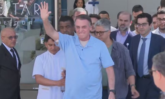 Bolsonaro tem alta três semanas após cirurgia para desobstruir intestino