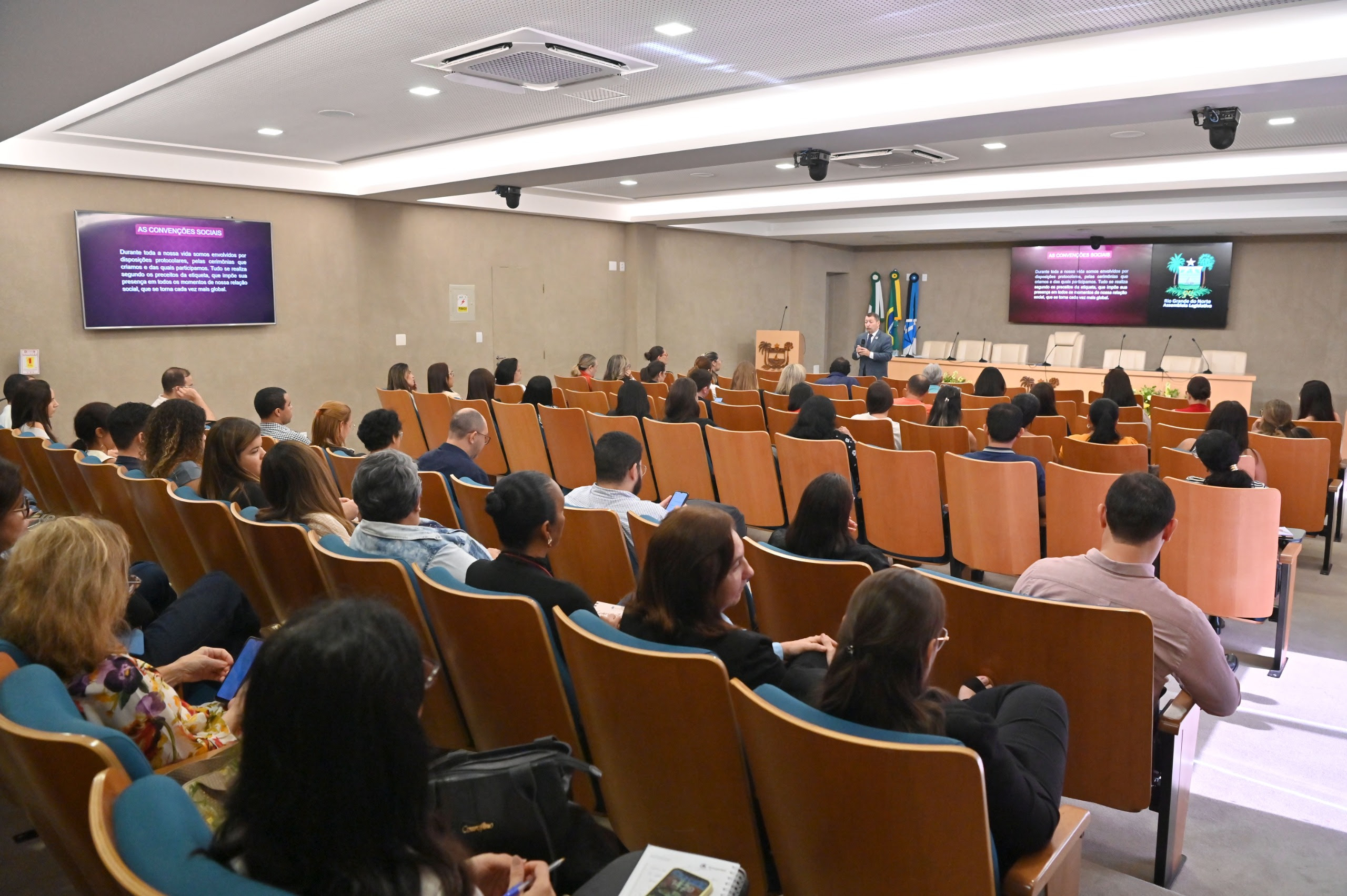 ALRN recebe mais de 100 alunos para curso de Cerimonial com Francisco Biondo