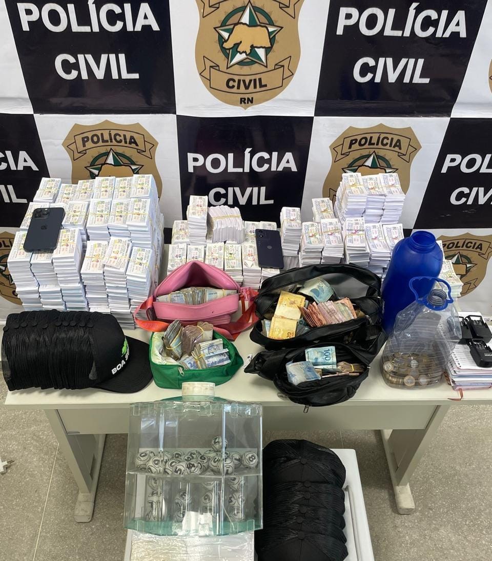 FOTOS: Polícias Civil e Militar cumprem mandados contra loteria ilegal em Macau e Guamaré