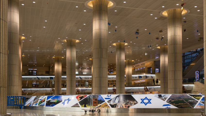 Principal aeroporto de Israel começa a retomar voos
