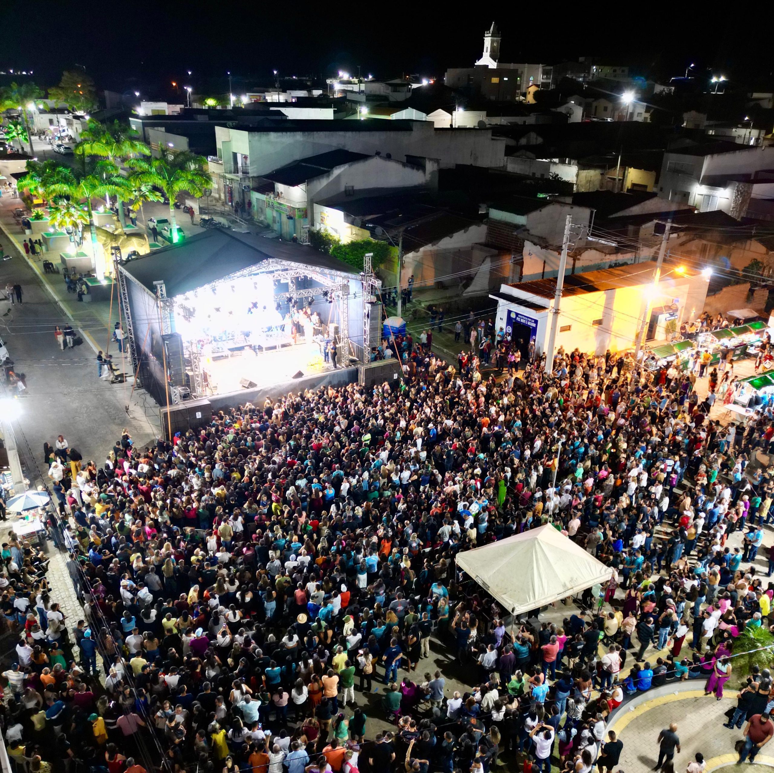 Noite de bênçãos marca encerramento do Mês Mariano em Campo Redondo com show do missionário Geraldinho