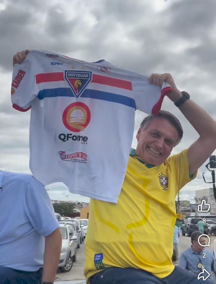Jair Bolsonaro é recebido por multidão em Currais Novos e ganha camisa do Potyguar, o Leão do Seridó