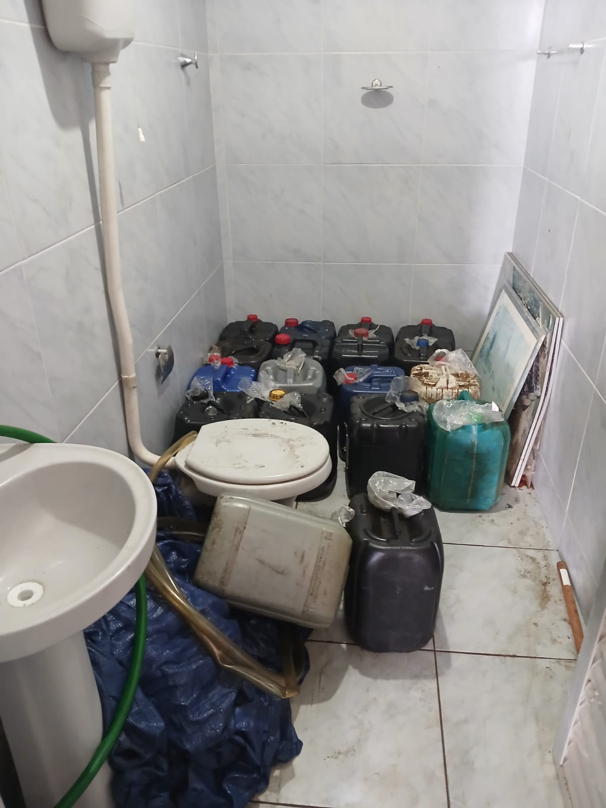 Polícia Civil prende dupla por armazenamento irregular de combustível em Equador