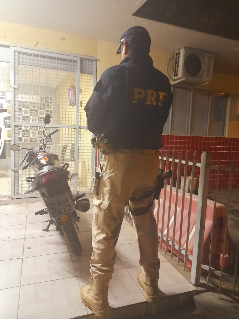 PRF prende homem por receptação e recupera motocicleta roubada na BR-304, em Mossoró/RN