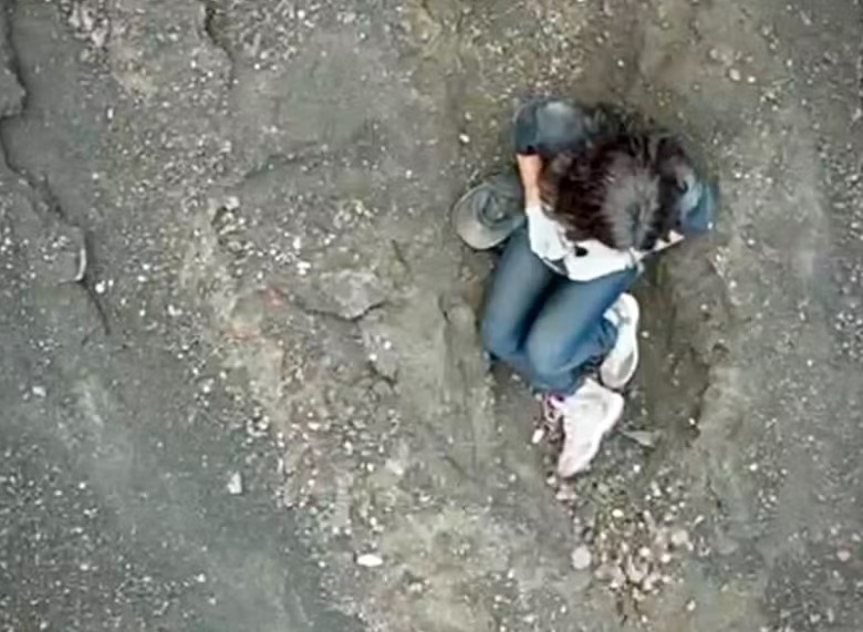 Resgate de brasileira que caiu durante trilha em vulcão na Indonésia é adiado devido ao mau tempo; ela está isolada há mais de 14 horas