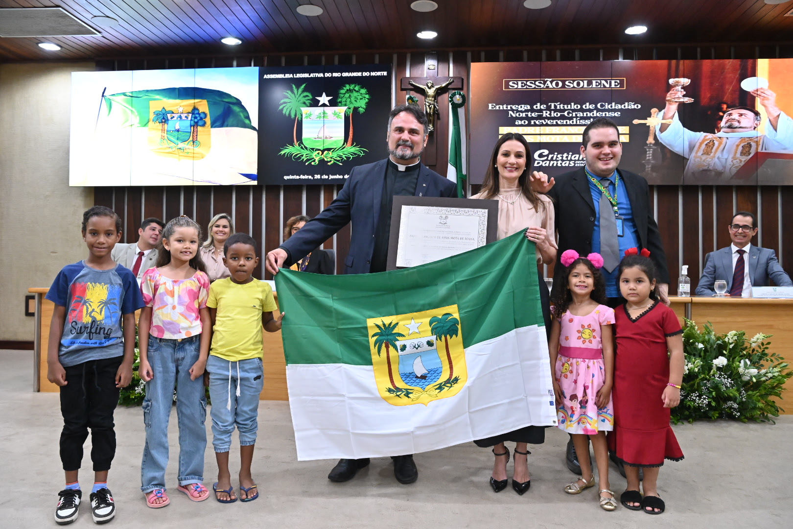 Padre Motta tem cidadania potiguar reconhecida em solene no Legislativo