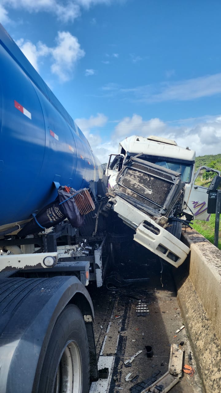 PRF atende acidente sem vítimas envolvendo duas carretas na br-101, em Mamanguape/PB