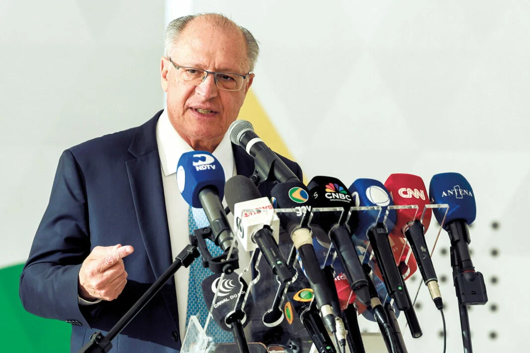 Governos Lula e Tarcísio marcam reuniões sobre as tarifas de Trump nesta terça-feira