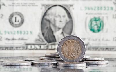 Dólar recua e fecha no menor nível desde agosto de 2024