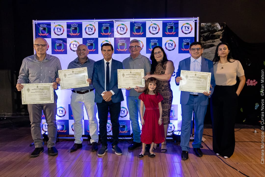 Vereador G Charles homenageia personalidades com serviços relevantes ao município