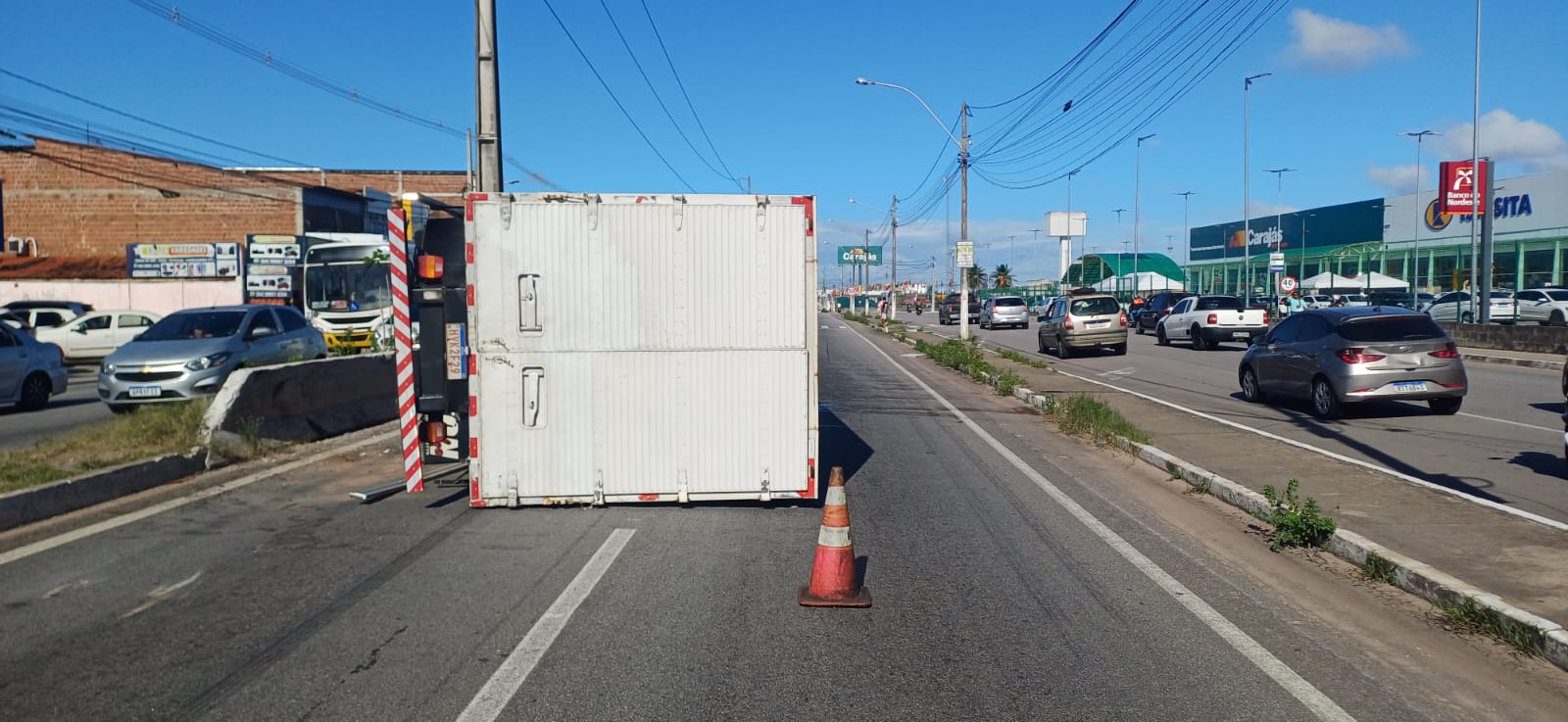 Caminhão tomba e interdita parcialmente a BR-406 em Natal