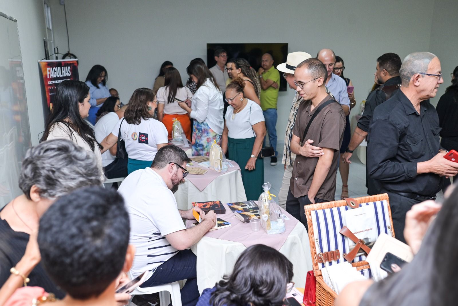 “Noite de Autógrafos” reúne escritores e artistas currais-novenses em evento especial