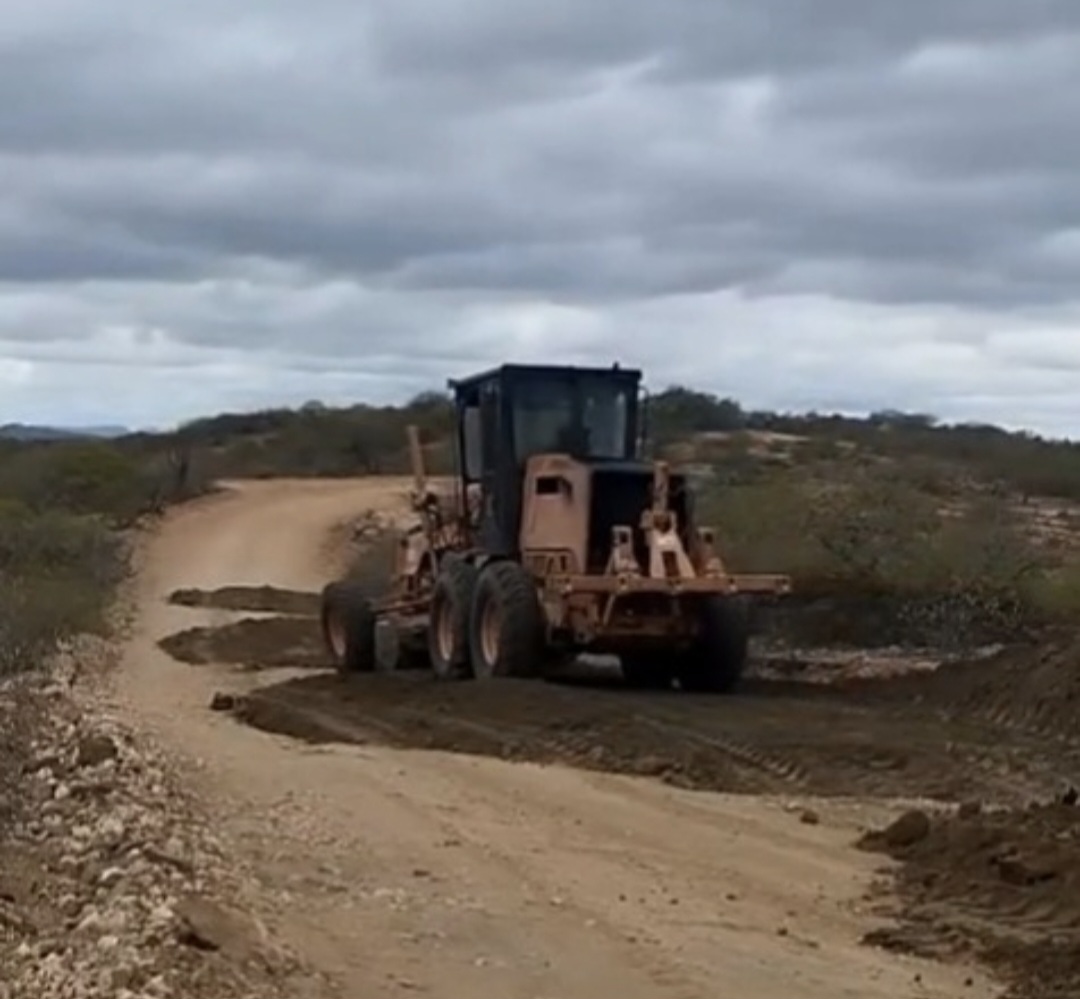 Prefeitura de Currais Novos avança com serviços de recuperação de estradas rurais