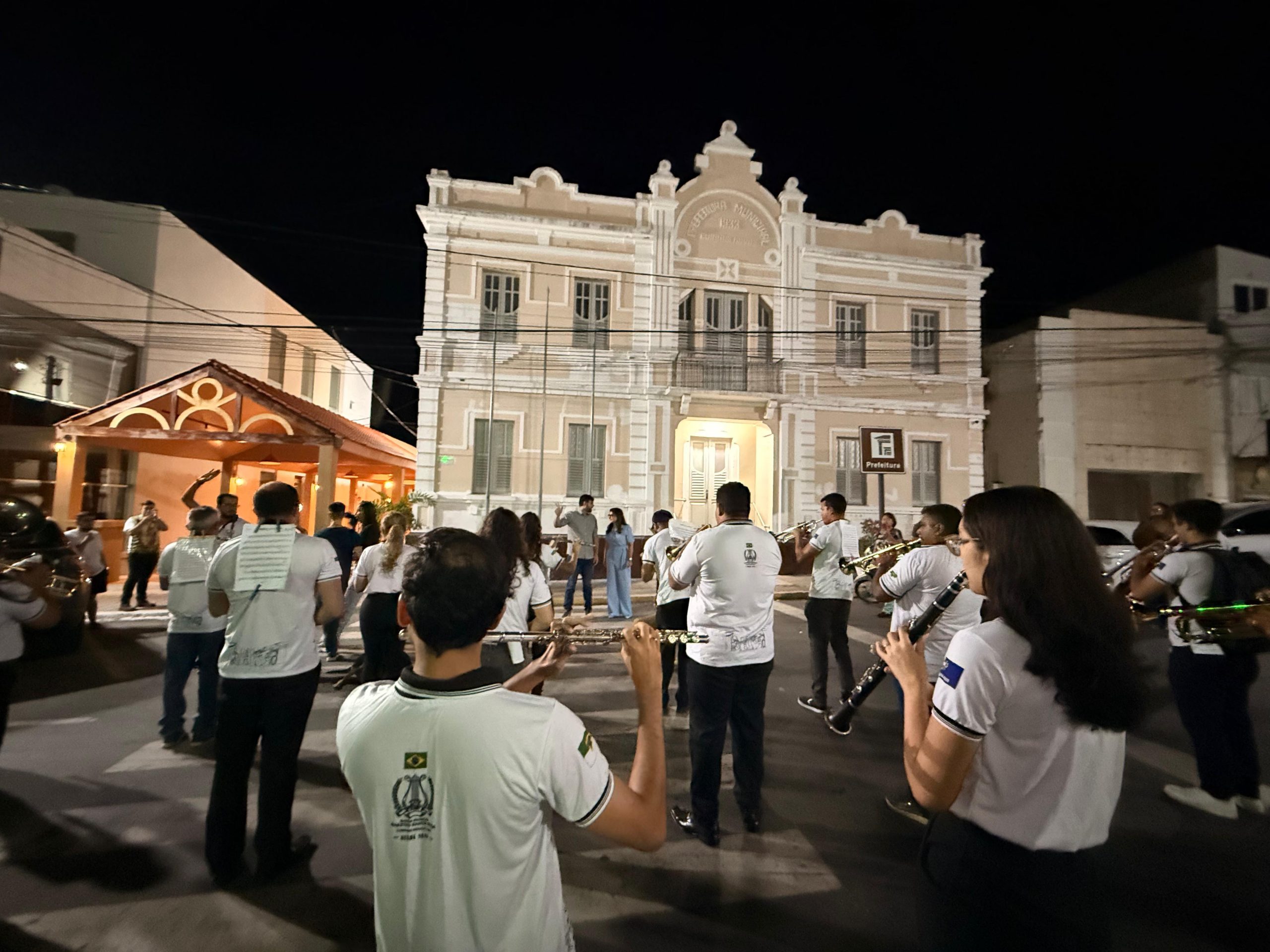 Prefeito Lucas e Vice-prefeita Milena Galvão acompanham desfile da Banda Maestro Santa Rosa e reforçam convite à Festa de Santana