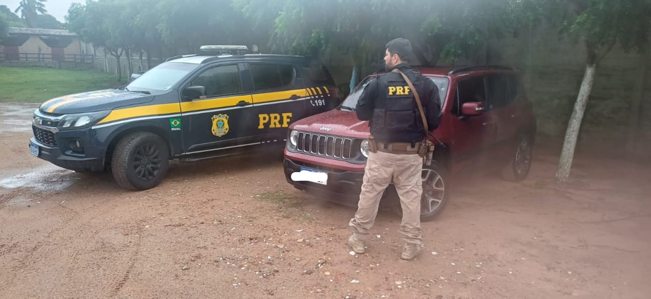 ­­­­­­­­­­­­­­­­­­PRF recupera veículo roubado e apreende grande quantia em dinheiro com foragido da justiça