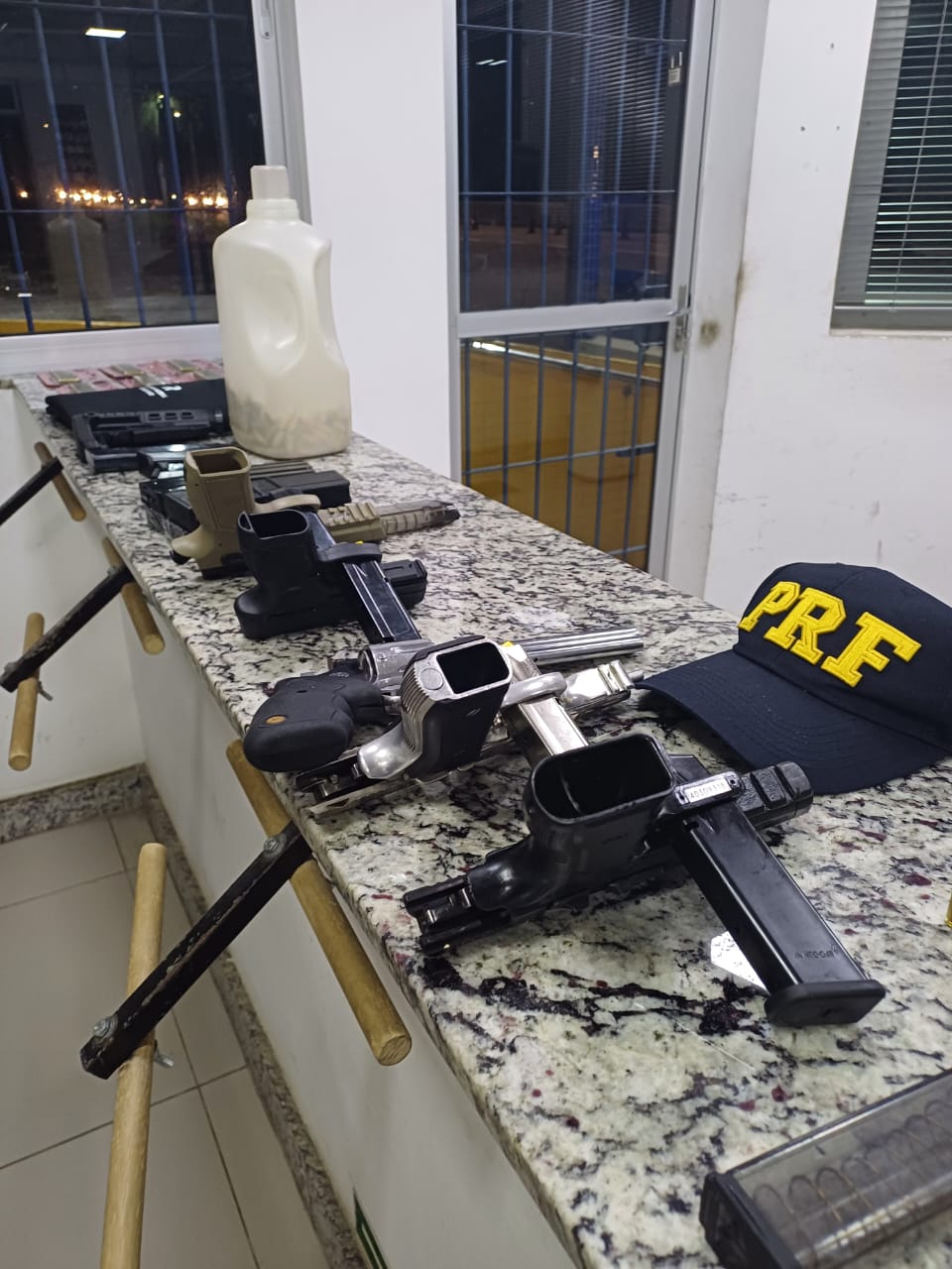 PRF apreende arsenal de armas e munições com suspeito que saiu de Natal/RN e foi detido após confronto na Paraíba