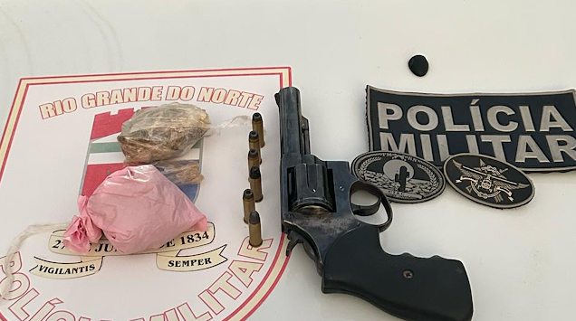 Homem é preso com arma e drogas após perseguição em Currais Novos