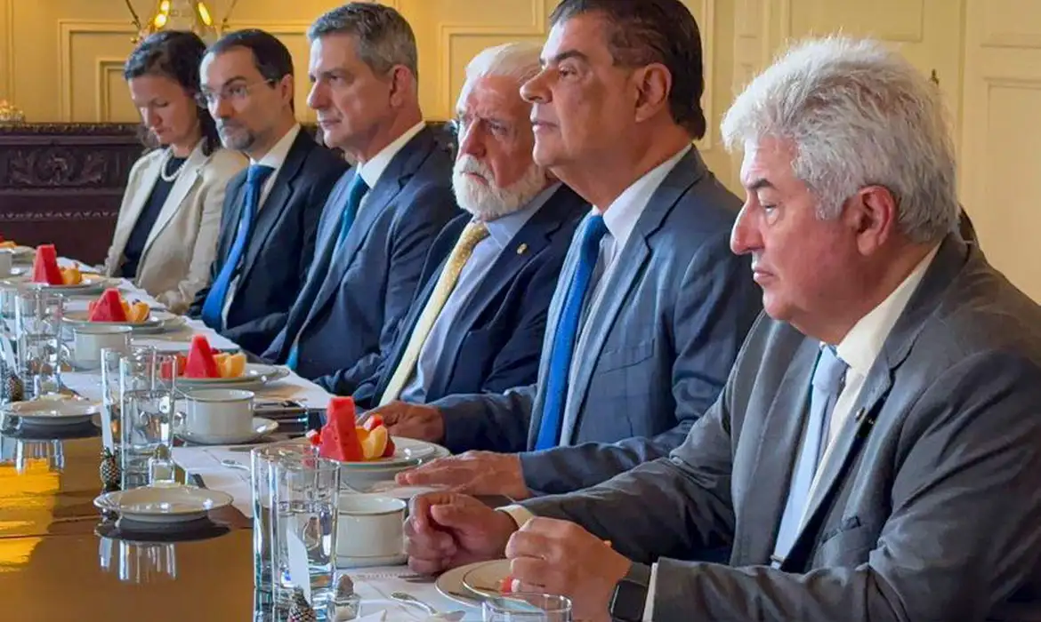 Comitiva de senadores diz que abriu diálogo com autoridades dos EUA