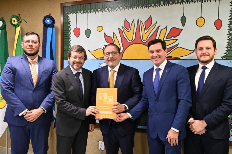 Presidente da ALRN recebe TCE para entrega de relatório trimestral