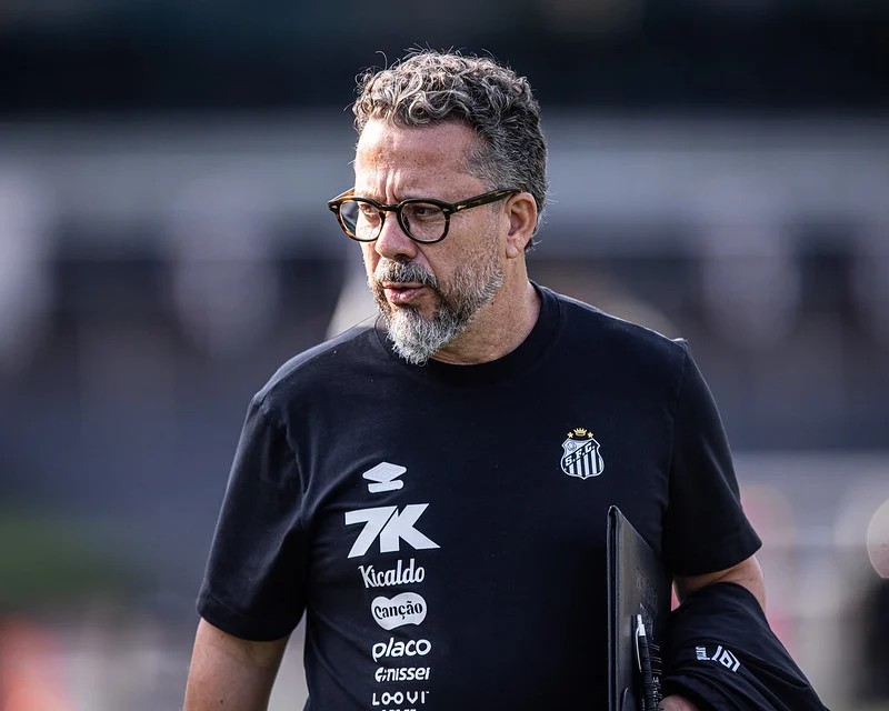 Cleber Xavier não resiste a goleada do Vasco e é demitido do Santos