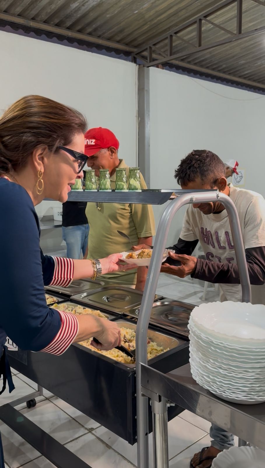 Milena Galvão comemora sucesso do Jantar Popular e põe a mão na massa preparando a comida para a população