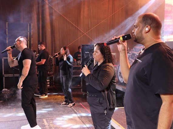 Banda Kyrie emociona fiéis em show durante a festa de Nossa Senhora da Guia, em Acari