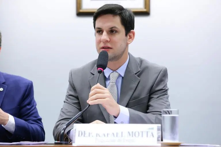 Rafael Motta passa por cirurgia na coluna e deve recuperar mobilidade, diz cirurgião