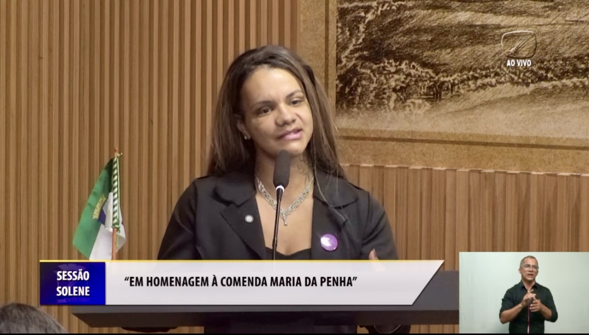 Um mês após agressão, Juliana Soares é homenageada com comenda em Natal