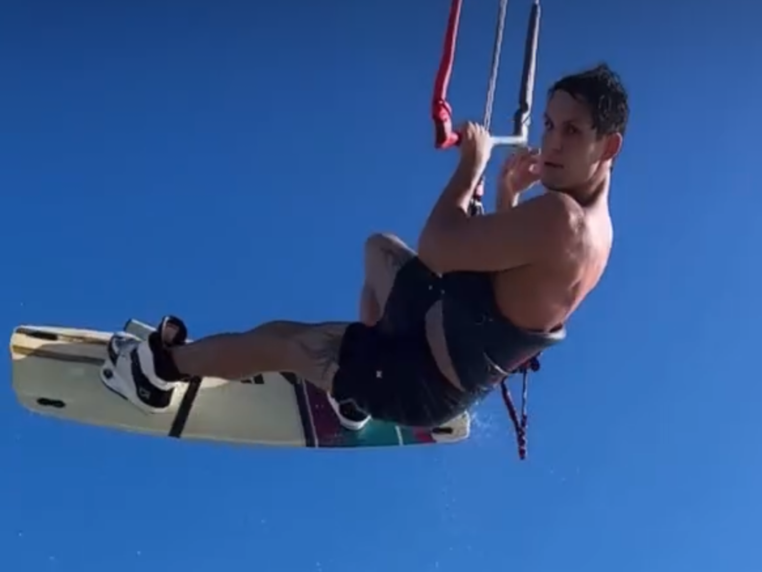 Ex-deputado Rafael Motta sofre acidente de kitesurf em Natal; quadro é estável