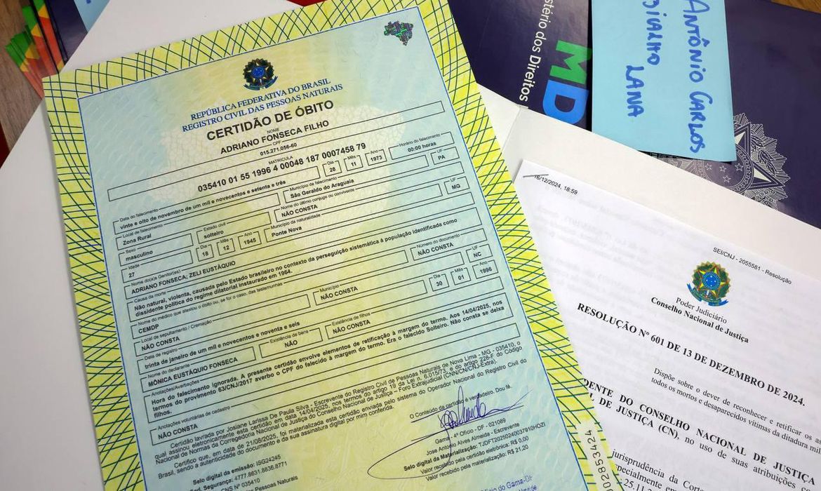 Famílias de 63 vítimas da ditadura recebem atestado de óbito corrigido