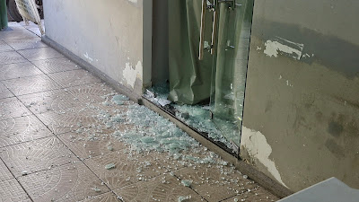 MAIS UMA: Criminosos quebram porta de vidro e invadem loja de celulares em Currais Novos