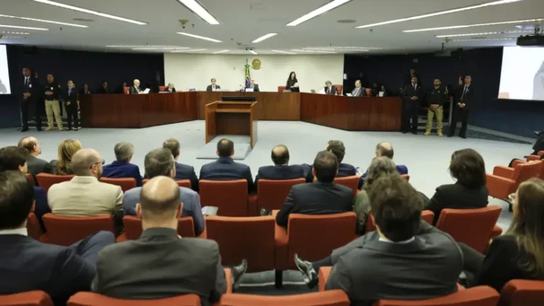 Mais de 3,3 mil pessoas querem acompanhar julgamento de Bolsonaro