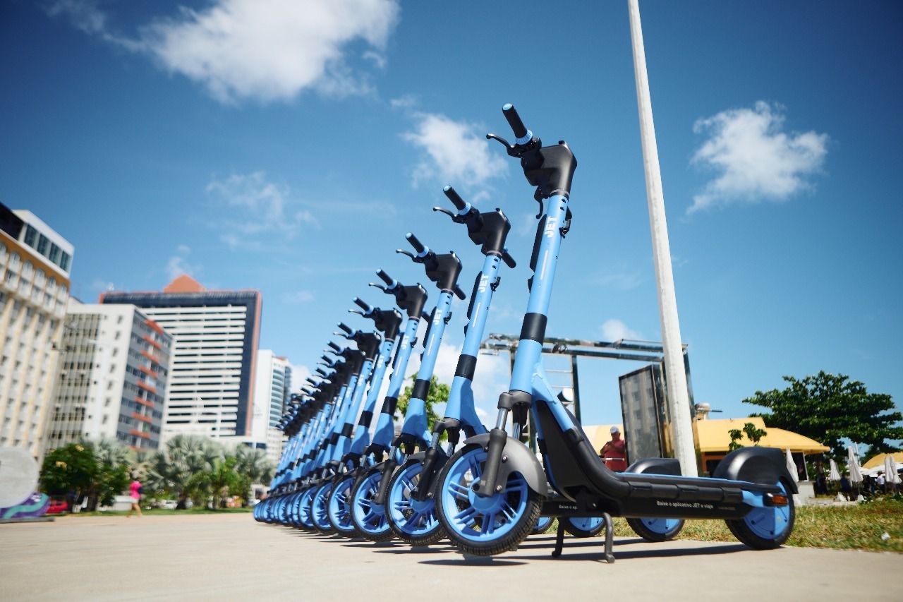 Serviço de patinetes elétricos começa a operar em Natal; veja tarifas, pontos e regras