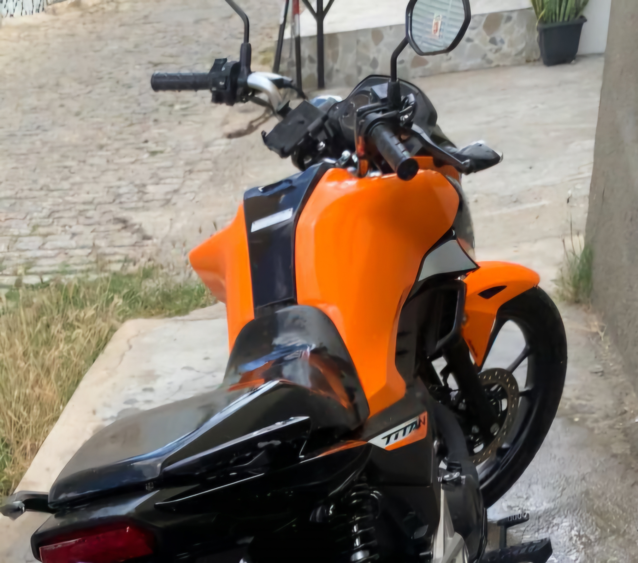 POLÍCIA MILITAR RECUPERA MOTOCICLETA FURTADA