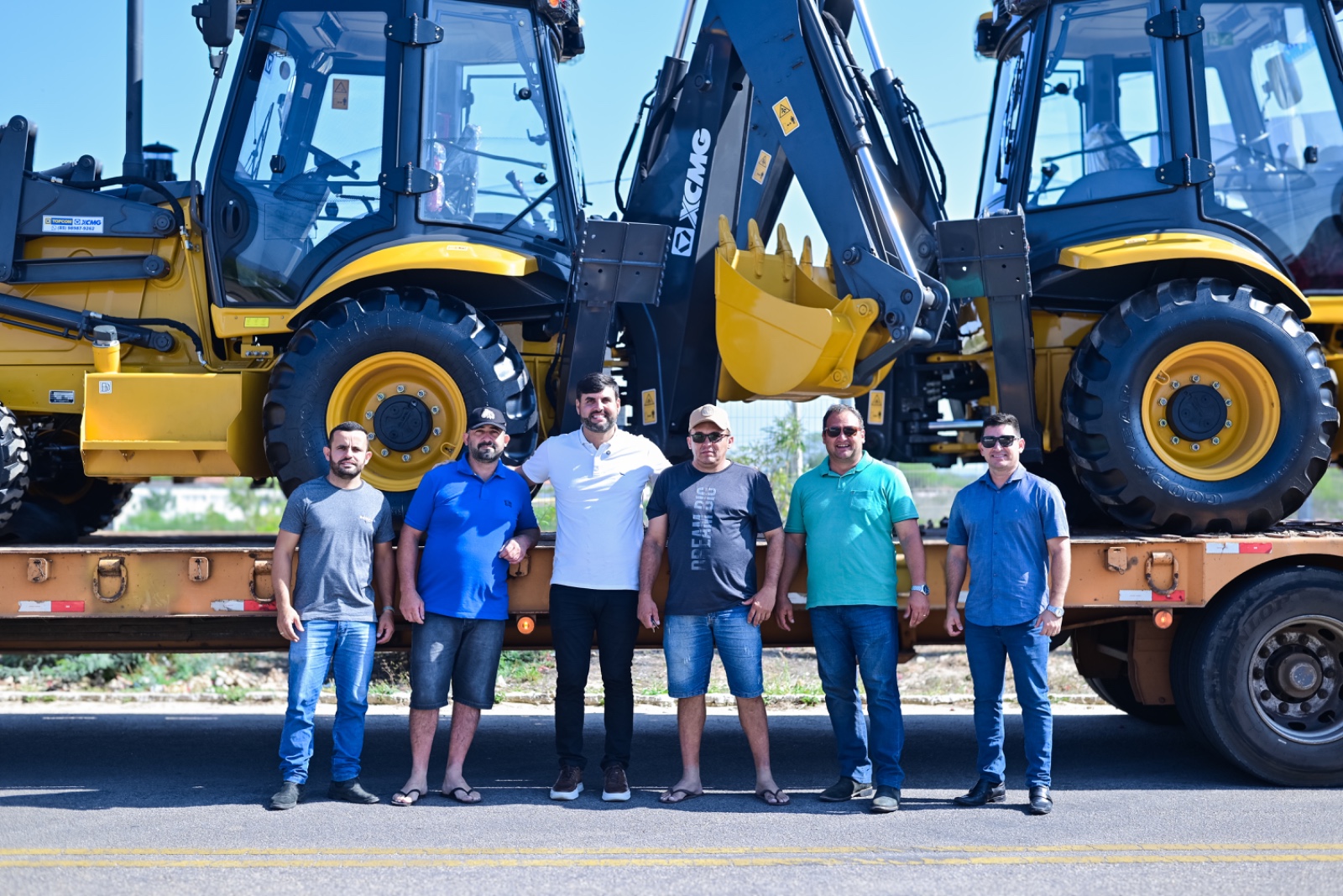 Currais Novos recebe duas novas retroescavadeiras com apoio de emenda parlamentar da Senadora Zenaide Maia