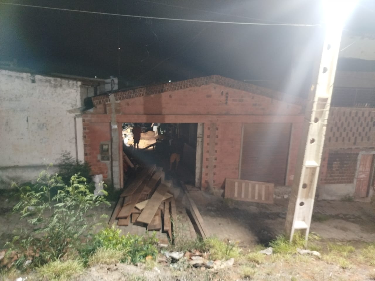 Corpo de Bombeiros de Currais Novos atende ocorrência de incêndio em marcenaria