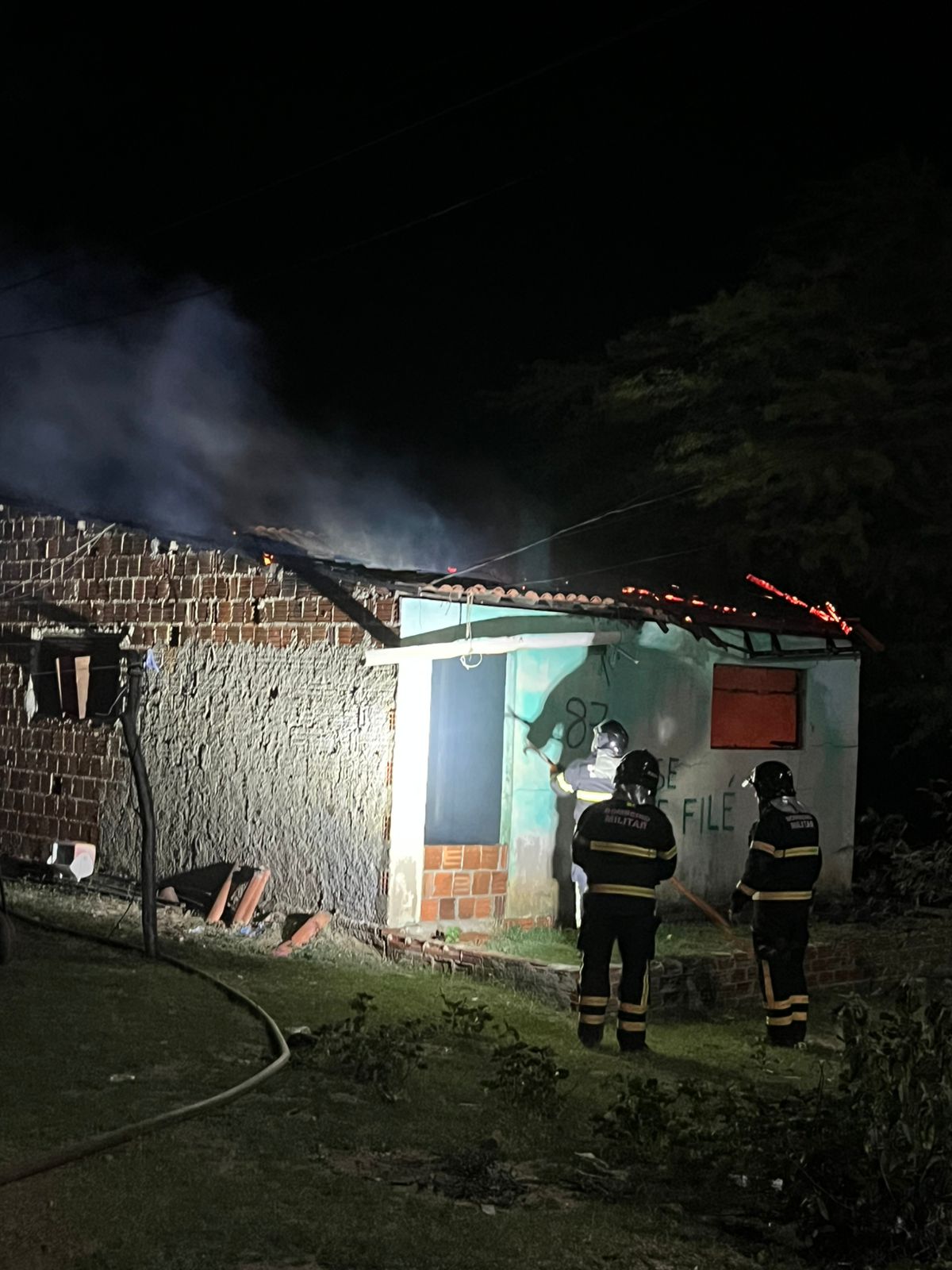 O Quartel do Corpo de Bombeiros Militar de Currais Novos atendeu no início da noite deste sábado (13), a uma ocorrência de incêndio em uma residência no município de Currais Novos.