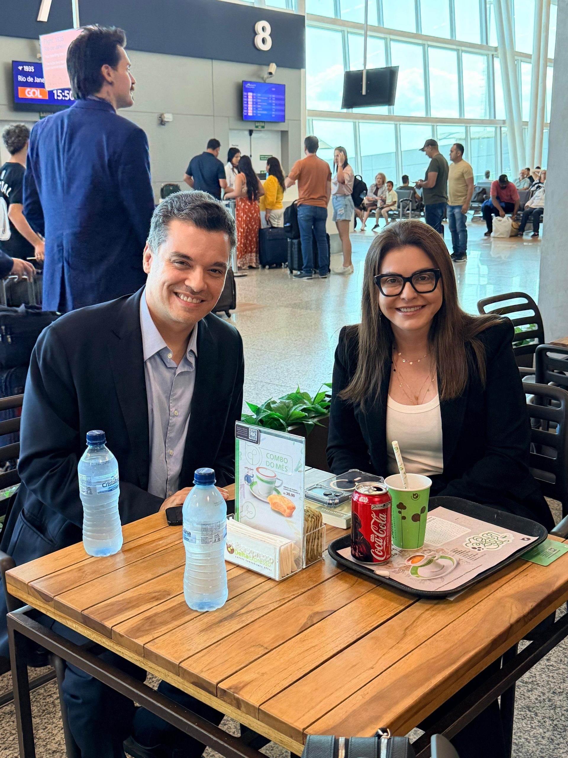 Milena Galvão se encontra com Walter Alves antes de embarque para Brasília