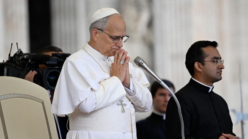 Papa Leão XIV convida a rezar o Rosário pela paz durante o mês de outubro