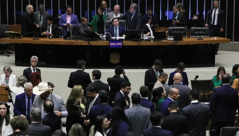 Câmara aprova texto que dificulta denúncia criminal contra parlamentar