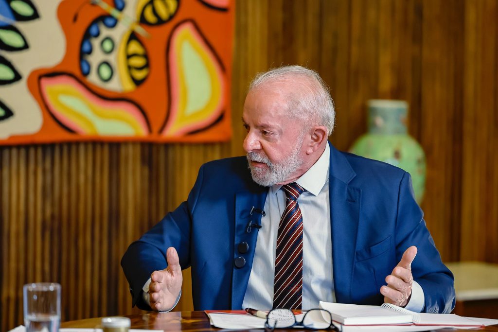 Para Lula, Bolsonaro assume culpa ao pedir anistia antes de condenação