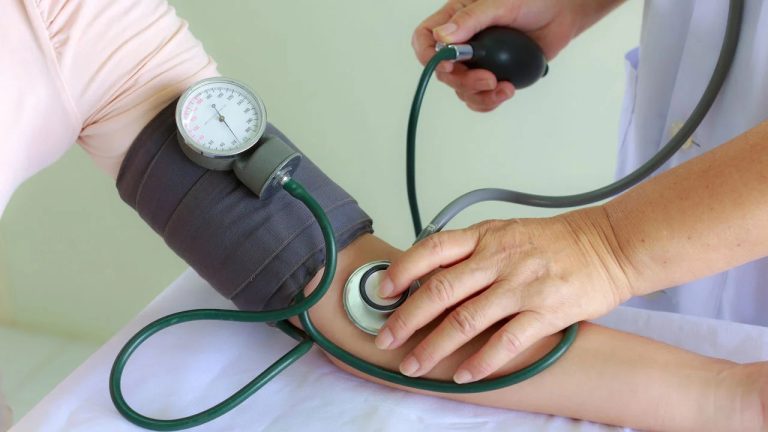 Pressão arterial 12 por 8 é reclassificada como pré-hipertensão segundo nova classificação; entenda