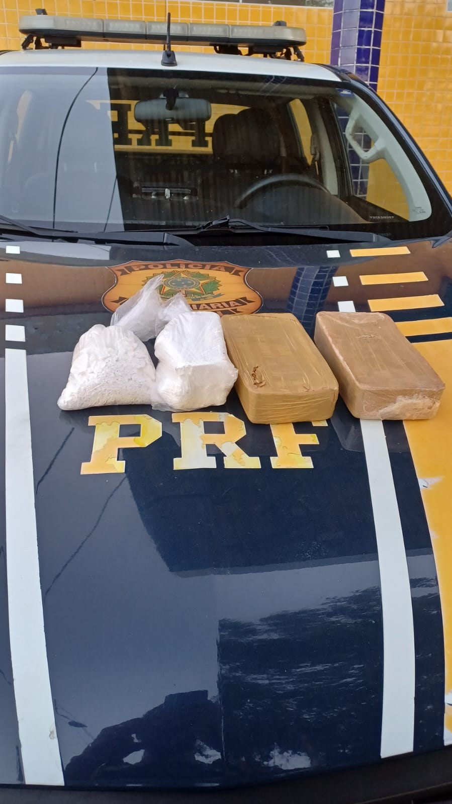 PRF apreende droga em veículo clonado e prende motorista em Campo Redondo/RN